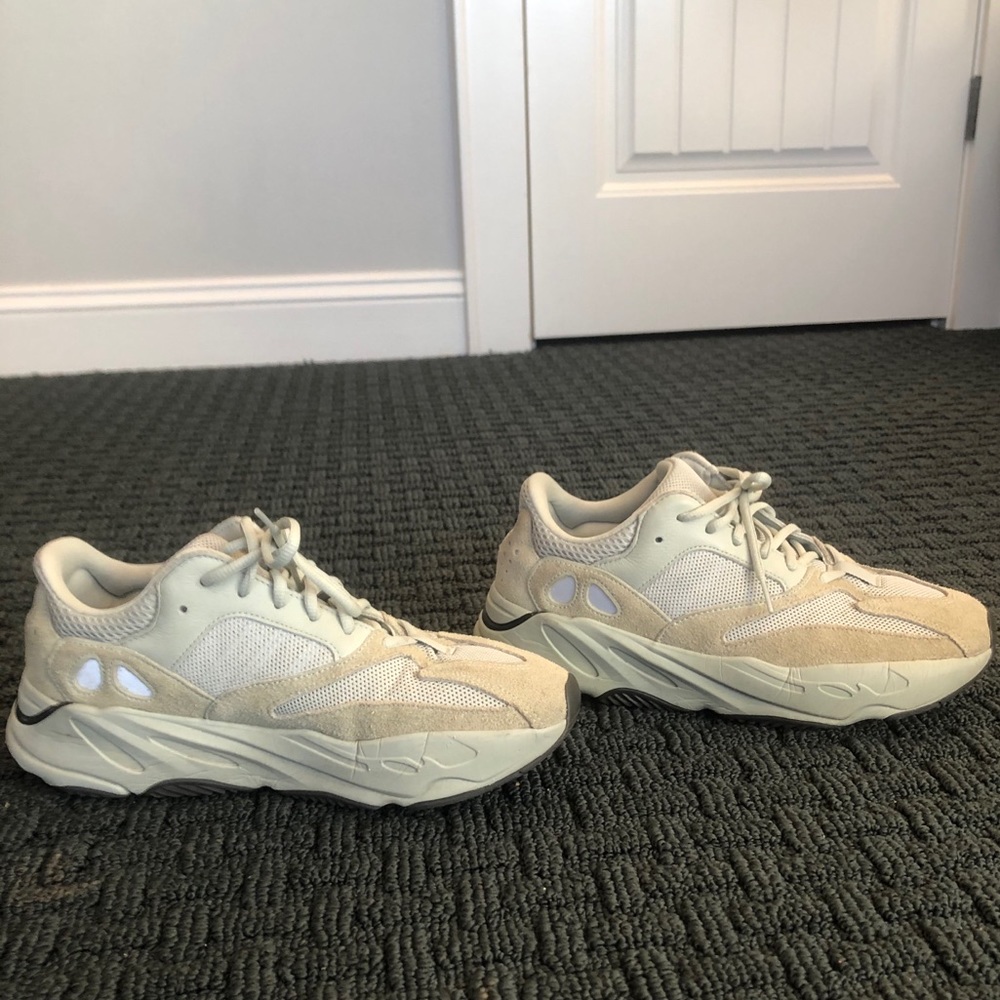 Yeezy 700 analog - pre owned  -good condition 10.5